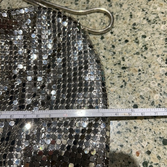 LA Regale Ltd - VINTAGE, Zipper chain metallic silver purse, metal chain - Picture 9 of 9